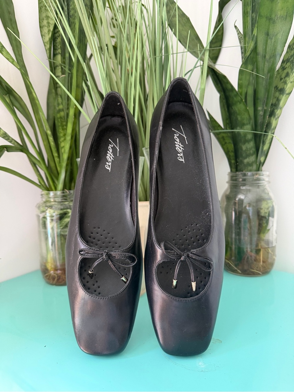 Trotters Black Leather Square-Toe Ballet Flats with Bow Keyhole